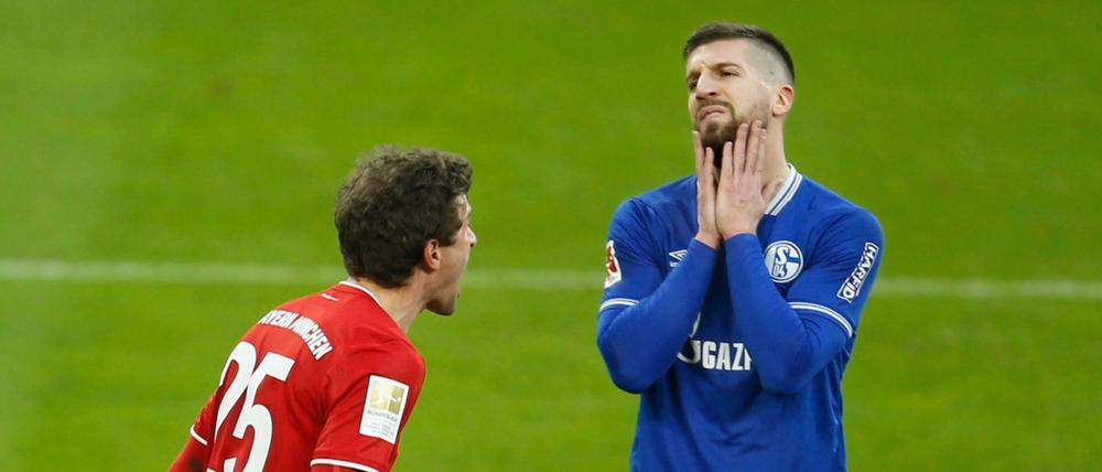 Thomas Müller bejubelt sein Tor, Schalkes Matija Nastasic ist verzweifelt.