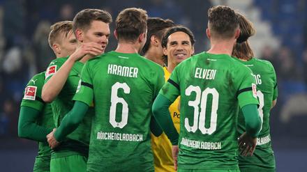 Das war es für uns. Oscar Wendt, Matthias Ginter, Christoph Kramer, Torwart Yann Sommer und Nico Elvedi (v.l.n.r.) von Mönchengladbach bejubeln den 2:0 Sieg gegen Schalke nach dem Spiel.