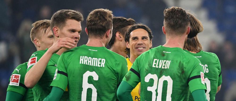 Das war es für uns. Oscar Wendt, Matthias Ginter, Christoph Kramer, Torwart Yann Sommer und Nico Elvedi (v.l.n.r.) von Mönchengladbach bejubeln den 2:0 Sieg gegen Schalke nach dem Spiel.