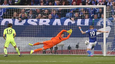 Der Anfang vom Ende für Marwin Hitz und den FC Augsburg: Guido Burgstaller erzielt das frühe 1:0 für Schalke 04.