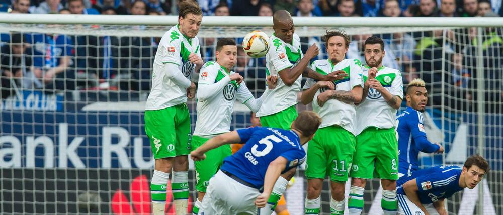 Schalkes Johannes Geis (v) schießt an der Wolfsburger Mauer mit Nicklas Bendtner, Julian Draxler, Naldo, Max Kruse und Vieirinha (v.l.n.r) vor ins Tor zum 2:0. 