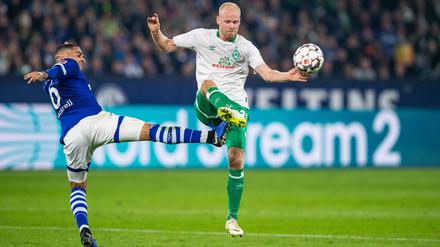 Vergeblich gestreckt. Omar Mascarell (l.) und Schalke unterliegen Davy Klaassens Bremern.