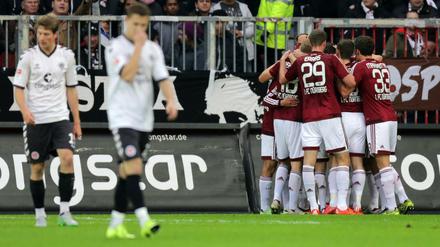 Nürnbergs Spieler feiern den Treffer zum 0:1. F