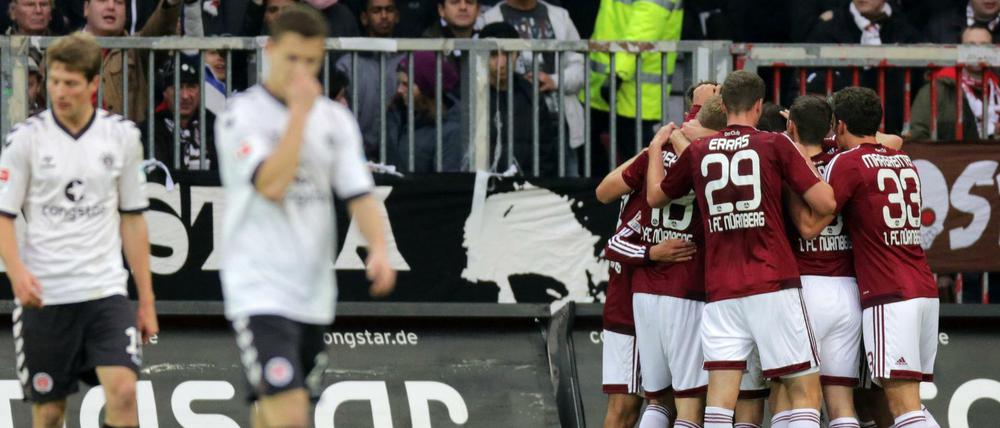 Nürnbergs Spieler feiern den Treffer zum 0:1. F