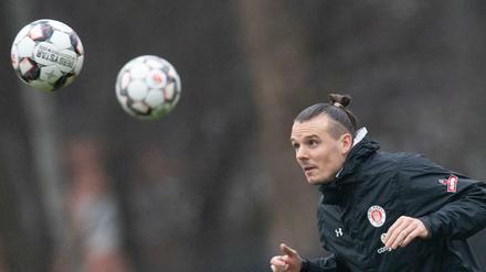 Fokussiert: Alexander Meier köpft beim Trainingsauftakt des Fußball-Zweitligisten FC St. Pauli einen Ball.