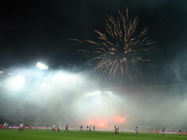 Pyrotechnik auf Pauli. Im Derby zwischen den beiden Hamburger Klubs war mächtig Feuer und Dampf drin.