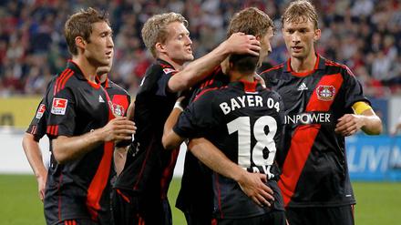 Leverkusens Spieler gratulieren Sidney Sam (2.v.r.) zu dessen Treffer zum 1:3.