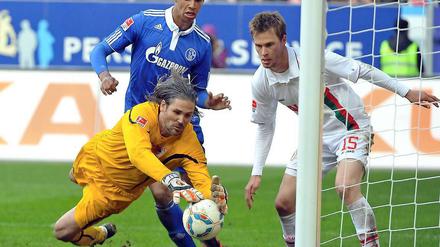 Eine der wenigen Schalker Torszenen: Torwart Simon Jentzsch fängt vor Joel Matip den Ball, rechts Augsburgs Torschütze Sebastian Langkamp.