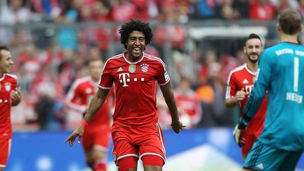 Die Bayern eilen weiter von Sieg zu Sieg - und können sich darüber wie hier Dante immer noch freuen.