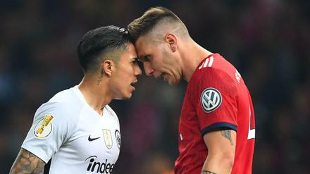 Mexiko gegen Deutschland beim DFB-Pokalfinale: Carlos Salcedo von Eintracht Frankfurt Kopf an Kopf mit Bayerns Niklas Süle.