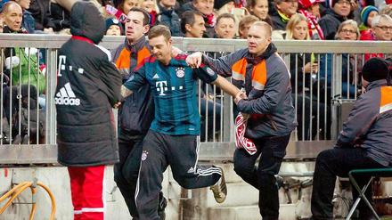 Nur er musste rennen: Ein Flitzer beim Spiel der Bayern gegen Augsburg.