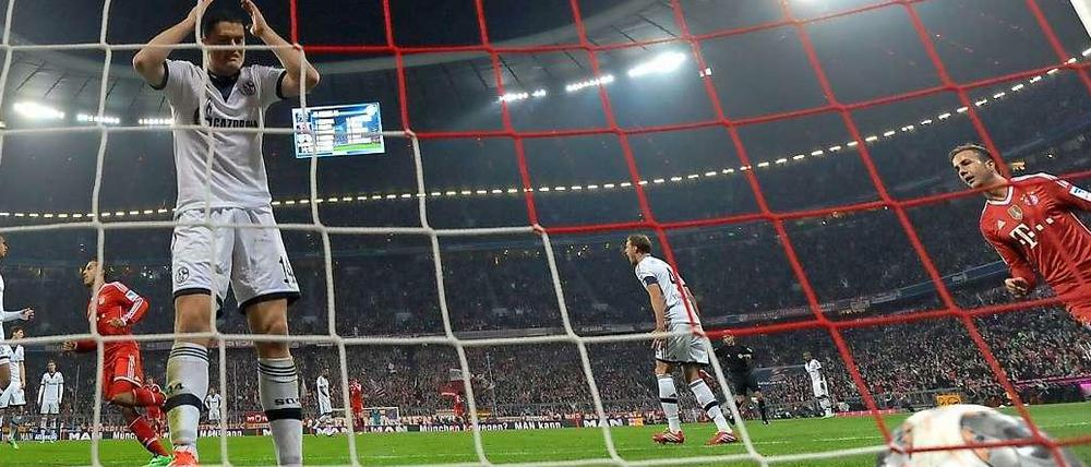 Tag des offenen Tors: Schalkes Papadopoulos will es nicht wahrhaben, denn wieder ist der Ball im Netz.