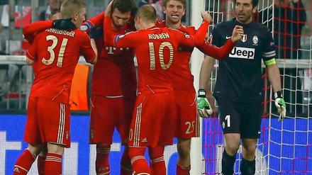 Die Bayern jubeln, Juve-Torwart Buffon guckt betreten drein. Der italienische Nationaltorwart hatte in München nicht seinen besten Tag erwischt.