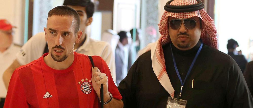 Hier entlang: Franck Ribery auf dem Weg zur Pressekonferenz des FC Bayern München in Riad.