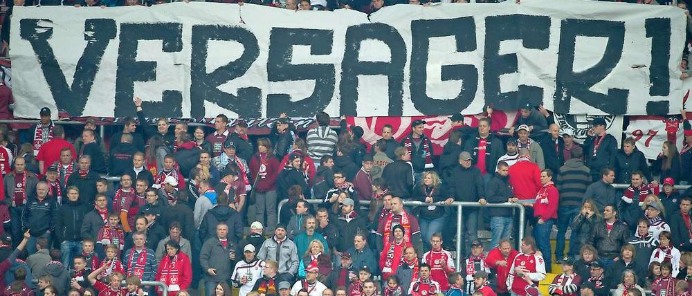 Der Betze brodelt: Die Fans des FCK zeigen deutlich, was sie von ihrer Mannschaft in dieser Saison halten.