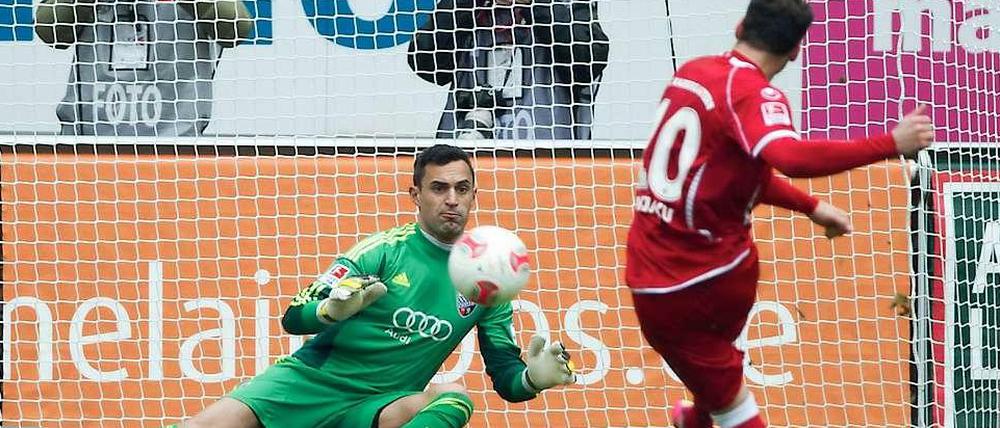 Albert Bunjaku erzielt das 1:0 gegen Ingolstadts Torwart Ramazan Özcan per Elfmeter.