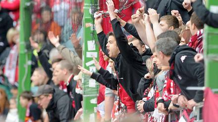 In der Abstiegs-Hölle ist der Teufel los. FCK-Fans sind aufgebracht über das 0:2 gegen Nürnberg.