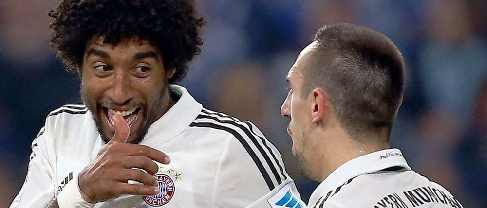 Dante und Ribery feiern den Auswärtssieg auf Schalke.