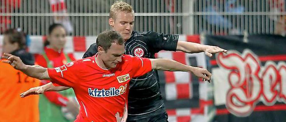 Das Zweitliga-Spiel zwischen Union und Frankfurt fand vor großer Kulisse statt. In dieser Szene kämpfen Patrick Kohlmann (l.) und Sebastian Rode um den Ball. 