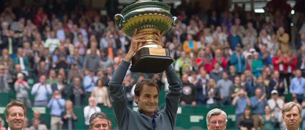Den Pokal kennt er schon. Roger Federer nach dem Sieg in Halle.