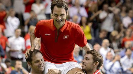 Auf den Schultern in das Finale: Roger Federer führte das Schweizer Team mit zwei Einzelsiegen erstmals seit 22 Jahren wieder ins Davis-Cup-Finale und darf auf die letzte ihm noch fehlende Trophäe hoffen.