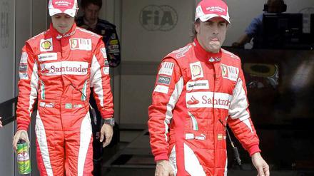 Felipe Massa (l.) lässt Fernando Alonso in Hockenheim den Vortritt. Punkte bekommt Ferrari deswegen nicht abgezogen.