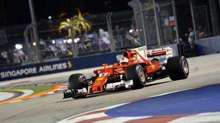 Startet beim Nachtrennen unter Palmen in Singapur von der Pole Position: Ferrari-Pilot Sebastian Vettel.