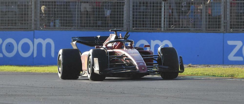 Charles Leclerc baut seine Führung Runde um Runde aus.