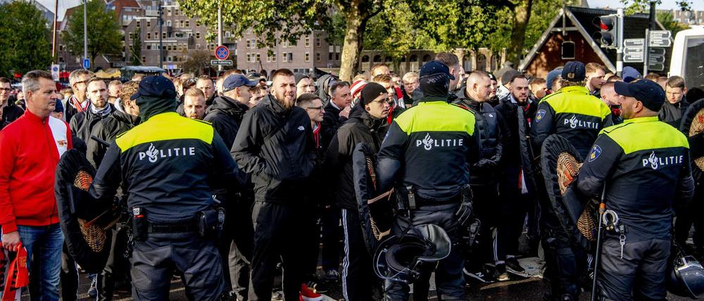 Zwischen den Fans des 1. FC Union und der Rotterdamer Polizei soll es zu Auseinandersetzungen gekommen sein.