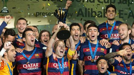 Kapitän Andres Iniesta und seine Teamkollegen feiern den dritten Triumph bei der Klub-WM.