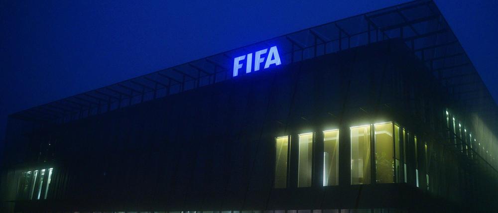 Gegen 16 weitere Fußball-Funktionäre wird im Zuge der FIFA-Korruptionsaffäre ermittelt.