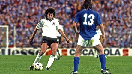Paul Breitner trifft 1982 im WM-Finale von Madrid gegen Italien und schafft damit Historisches. 
