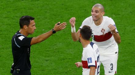Hilft nichts. Portugals Pepe diskutiert mit Schiedsrichter Facundo Tello.