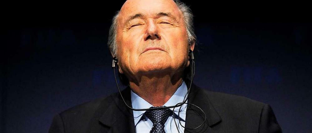 Augen zu und durch: Fifa-Boss Joseph Blatter erklärte die Fifa-Krise offiziell für beendet.