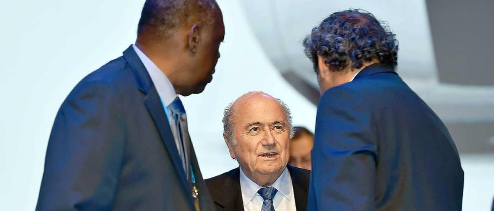 Wenn Michel Platini (r.) die Stimmen von Europa, Südamerika, Nord- und Mittelamerika sowie Ozeanien wirklich sicher hat, helfen Sepp Blatter (m.) auch die Stimmen Afrikas nicht, die ihm Fifa-Vizepräsident Issa Hayatou (l.) organisiert.
