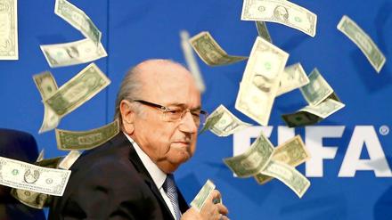 Auftritt eines Komikers. Joseph Blatter musste nur zu Beginn des Fifa-Kongress Häme über sich ergehen lassen, als der Brite den Präsidenten des Fußball Welt-Verbandes mit Geldscheinen bewarf.