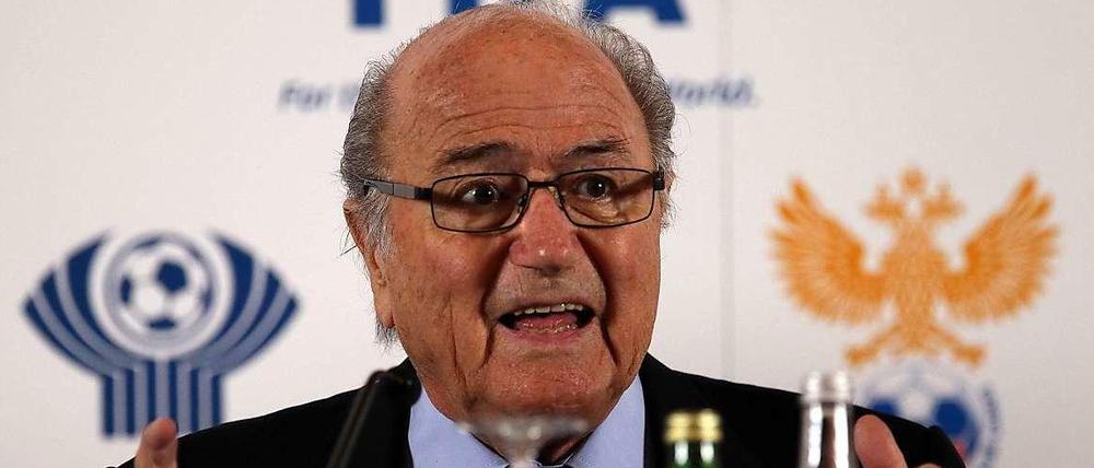 Fifa-Präsident Joseph Blatter will härtere Strafen bei rassistischen Vorfällen im Stadion.