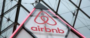 Werbung an prominenter Stelle. Das Airbnb-Logo unter der Glaspyramide des Louvre-Museums.