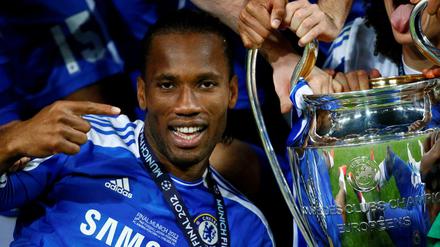 Sein größter Moment Didier Drogba mit dem Champions-League-Pokal, den er 2012 mit Chelsea gewann.