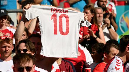 Beim EM-Gruppenspiel Dänemark gegen Belgien feiern die Dänen den kollabierten Profi Christian Eriksen.