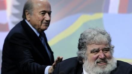 Der frühere Fifa-Funktionär und jetzige FBI-Kronzeuge Chuck Blazer (rechts) mit dem langjährigen Fifa-Präsidenten Sepp Blatter (Archivbild von 2011)