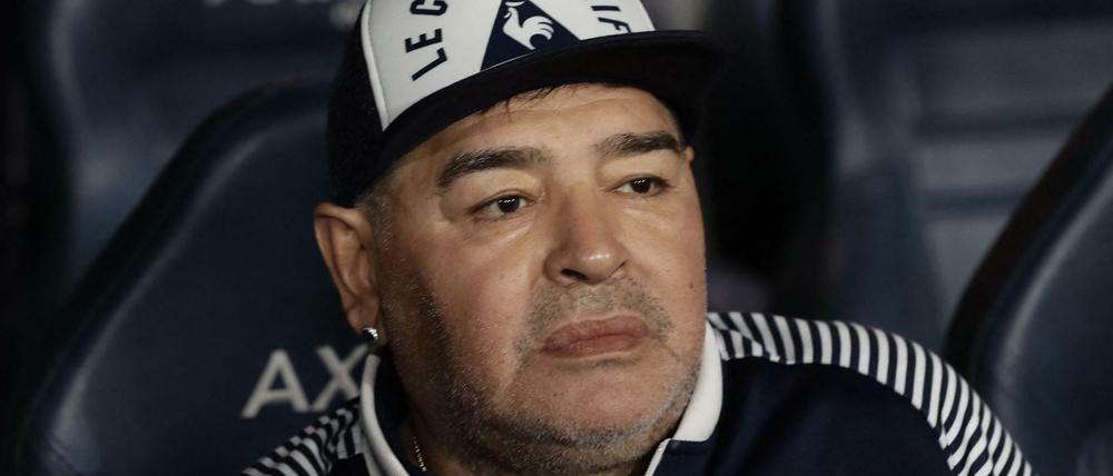 Fünf Monate nach dem Tod von Diego Maradona haben Gutachter dem Ärzteteam schwere Versäumnisse zur Last gelegt