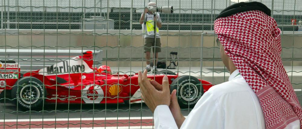 Ein Scheich klatscht 2004 vor dem ersten Formel-1-Rennen in Bahrain auf der Rennstrecke Beifall.