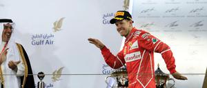 Siegestanz: Sebastian Vettel jubelt auf dem Podium in Bahrain. 