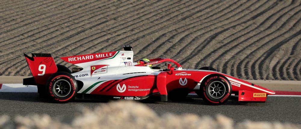Immer im Kreis durch die Wüste. Mick Schumacher fuhr in Bahrain sein erstes Rennen in der Formel 2 – seine Zukunft sehen viele Experten eher früher als später in der Formel 1.