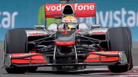 Lewis Hamilton steuert sein Auto auf die Pole-Position. 