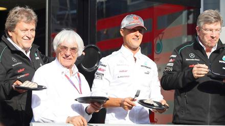 Urgesteine der Formel 1: Mercedes-Motorsportchef Norbert Haug (v.l.), Formel 1-Promoter Bernie Ecclestone, Mercedes-Pilot Michael Schumacher und Mercedes-Teamchef Ross Brawn feiern den 300. Grand Prix von Michael Schumacher.
