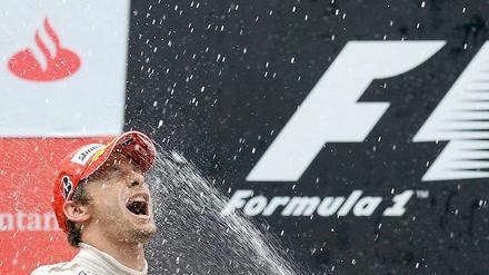 Champagnerdusche: Jenson Button war beim Formel-1-Rennen in China nicht zu schlagen.