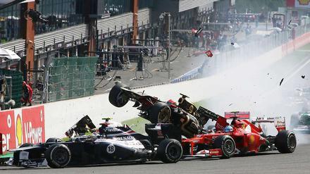 Williams-Pilot Pastor Maldonado (v.l.), Lotus-Pilot Romain Grosjean und Ferrari-Pilot Fernando Alonso waren bereits in der ersten Kurve in einen Unfall verwickelt.