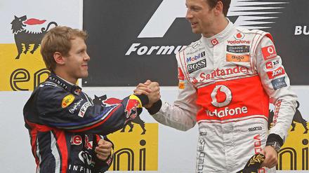 Sebastian Vettel (l.) gratuliert seinem Kontrahenten Jenson Button zum Sieg.